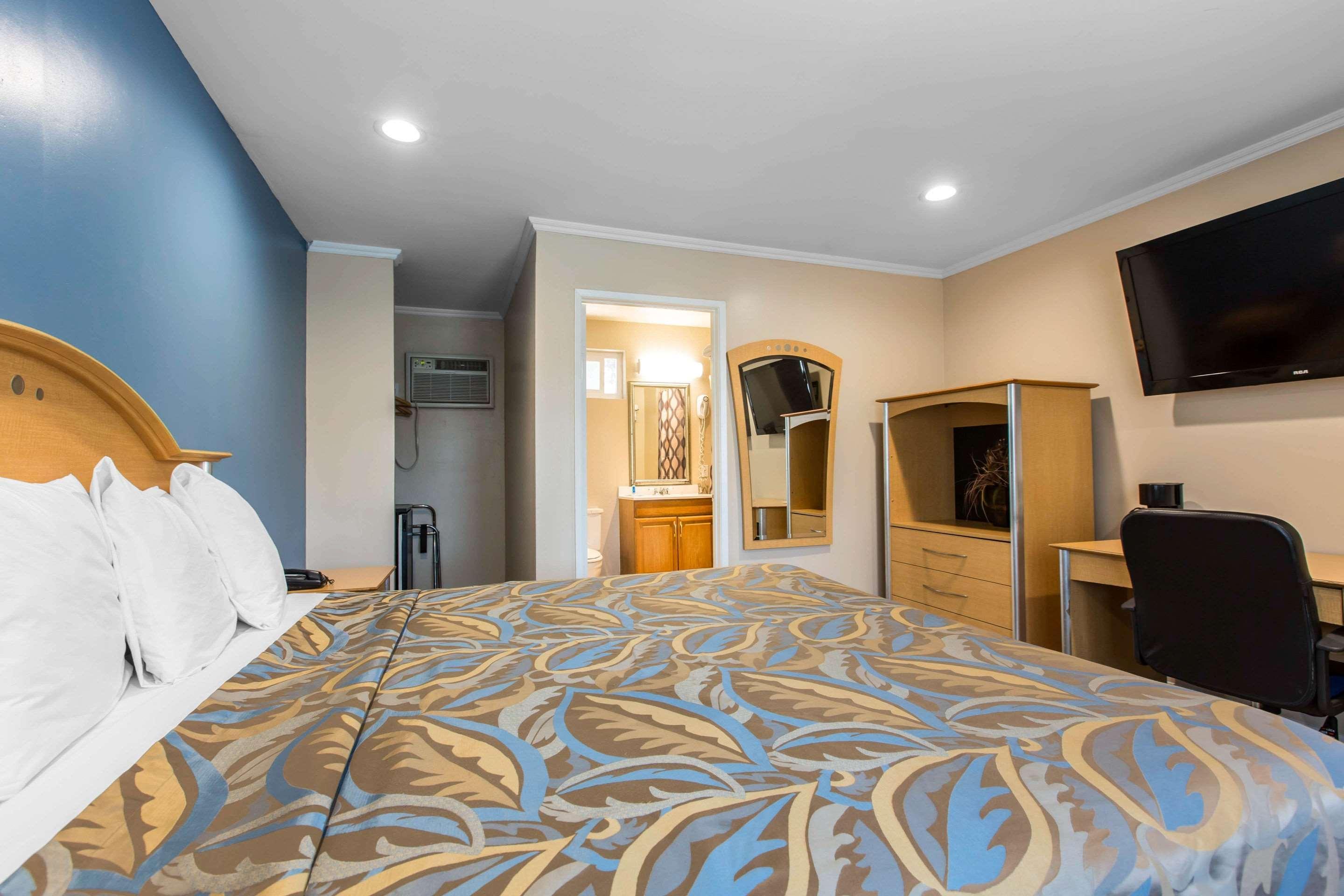 Rodeway Downtown 2* Escondido