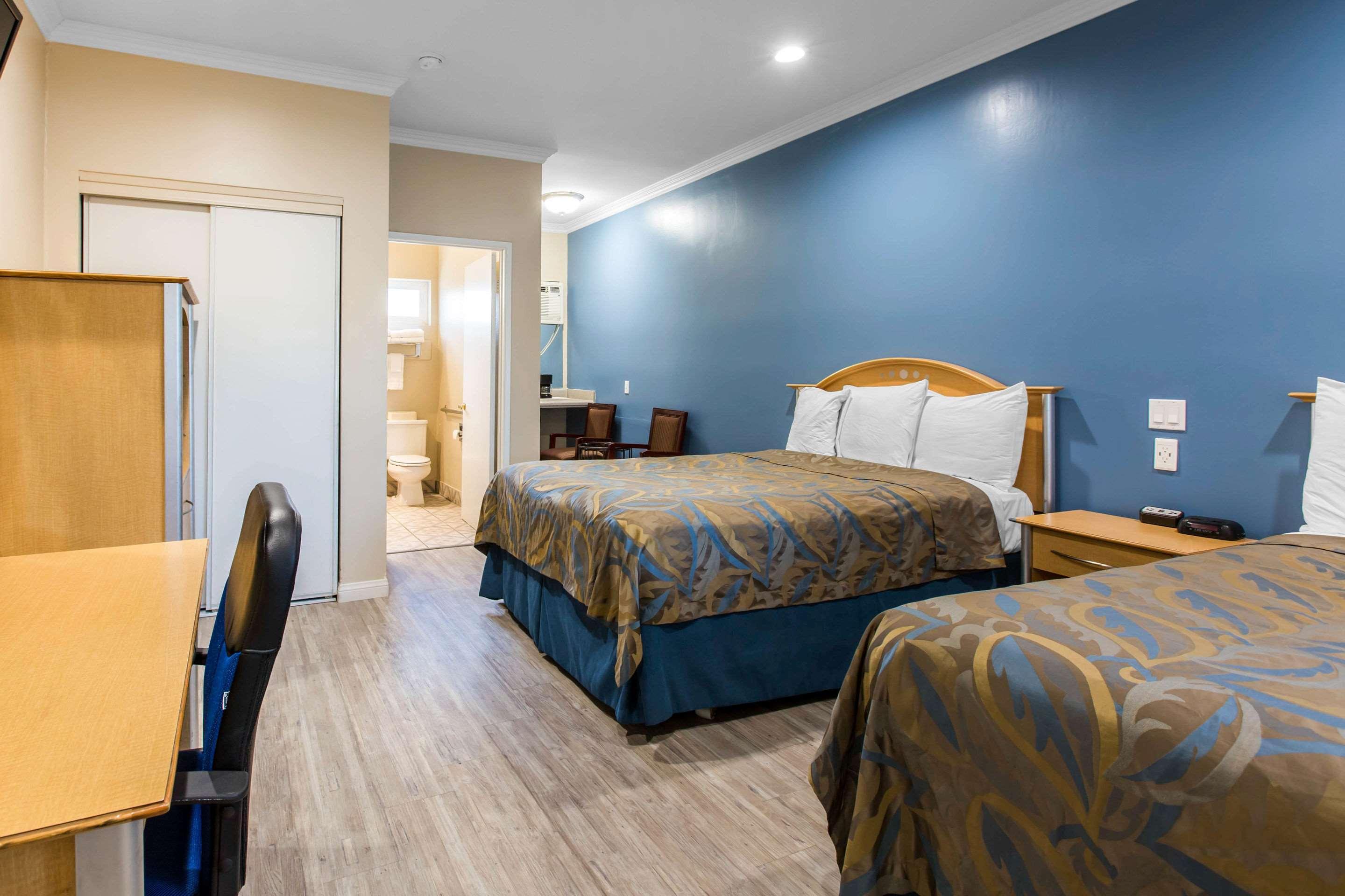 Rodeway Downtown 2* Escondido