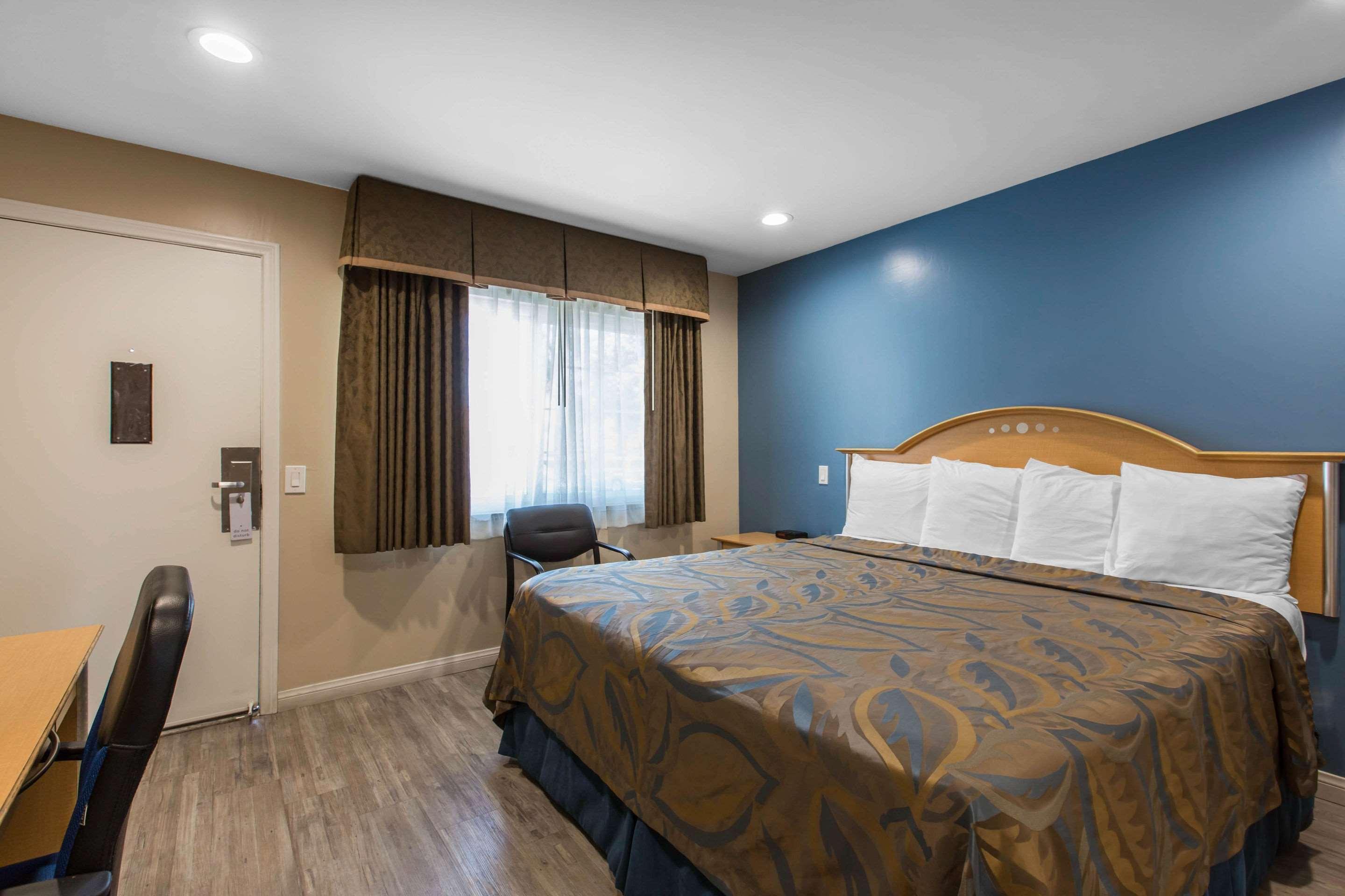 Rodeway Downtown 2* Escondido